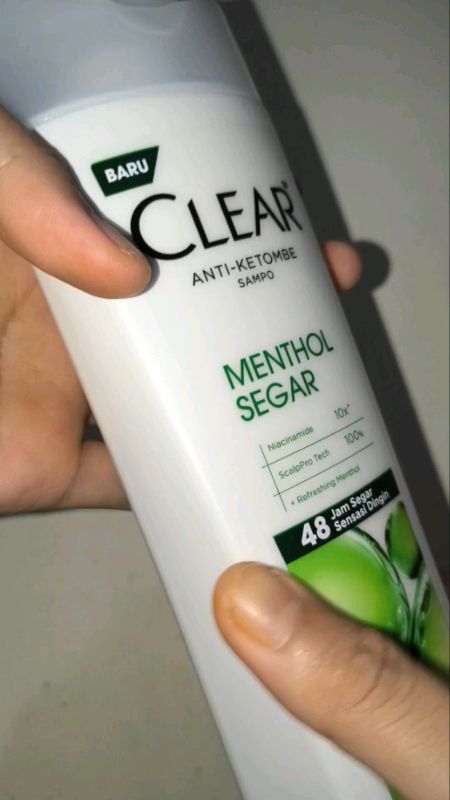 CLEAR MENTHOL SEGAR 300 ml. Varian sampo clear terbaru. Kepoin sekarang juga.