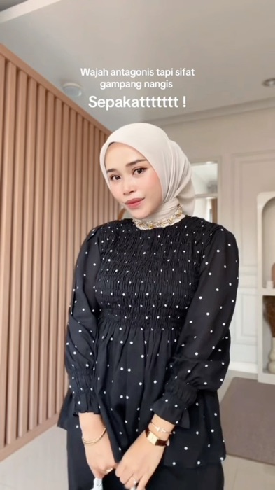 Motif Polkadot Lagi rame ya? Yukk kepoin Blouse nya