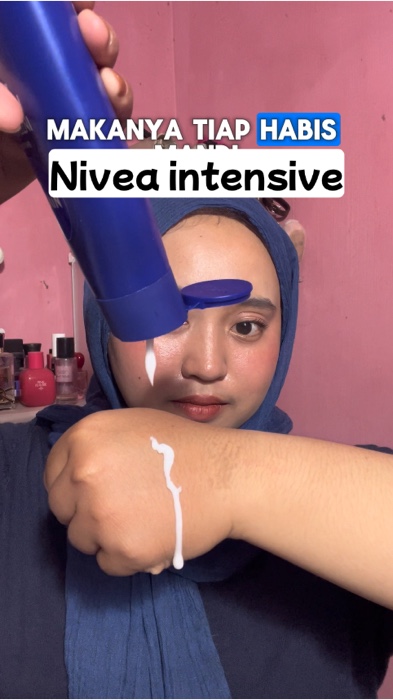 Yang kulitnya sering kering kerontang, pakee ini plis #KulitHaus #DailyHydration #IntensiveMoisture #HealthySkinRoutine #Diskon40RB #Diskon50Persen