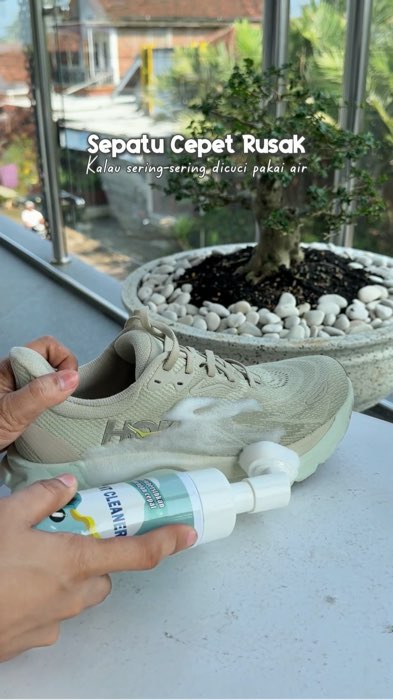 Nyuci sepatu tapi ga pakai air. #pembersihsepatu #instancleaner #sikatsepatu #pembersihsofa #pembersihtas