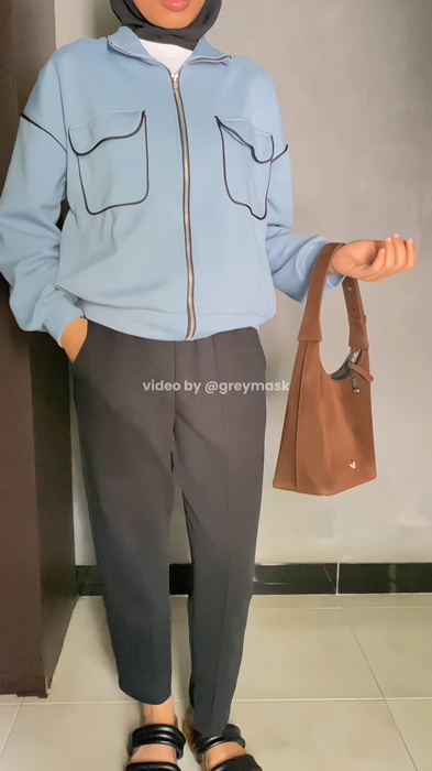 Buat yang gak suka ribet mix & match, outer ini penyelamat banget. Tinggal pakai, langsung rapi! #outerwanita #jaketwanita #dailyoutfit #ootdhijab