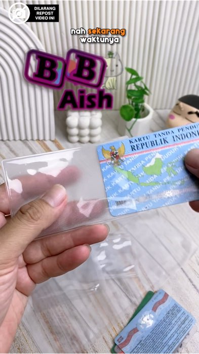 Jangan tunggu sampai kartu ATM & KTP rusak terkelupas baru nyesel! 😭 Auto aman bebas lecet & anti basah. #PelindungKartu #RacunShopee #ShopeeHaul