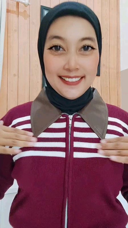 suka banget bagian leher pakai Krah kulit lucu banget#ShopeeFashionHaul #shopeevideo #sweaterrajut #cardiganrajut