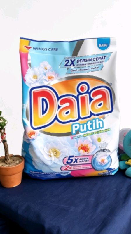 Ini kemasan deterjen bubuk Daia Putih 1.5kg yang dirancang untuk membersihkan pakaian #shopee #pusatkebutuhanpokok #deterjendaia #deterjenmurah