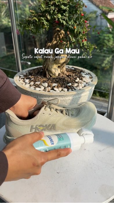 Jangan sering cuci sepatu pakai air. #pembersihsepatu #shoescleaner #instancleaner #sikatsepatu #cucisepatu