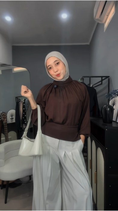 Aaaa blouse turtle necknya cantik amatsiiii