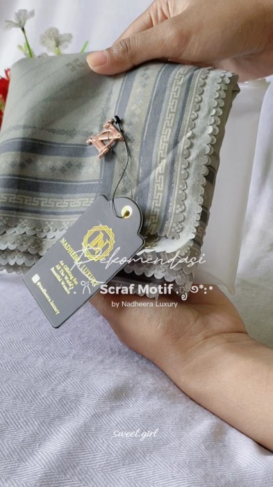 Lagi cari scarf yang gampang di-mix & match?Malika Scarf jawabannya.Netral, earth tone, dark tone. #scrafnadheeraluxury #Nadheeraluxury #scraftpremium
