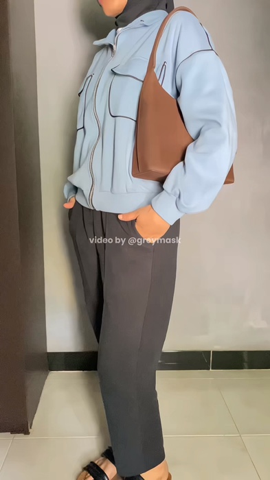 Buat yang gak suka ribet mix & match, outer ini penyelamat banget. Tinggal pakai, langsung rapi! #outerwanita #jaketwanita #dailyoutfit #ootdhijab