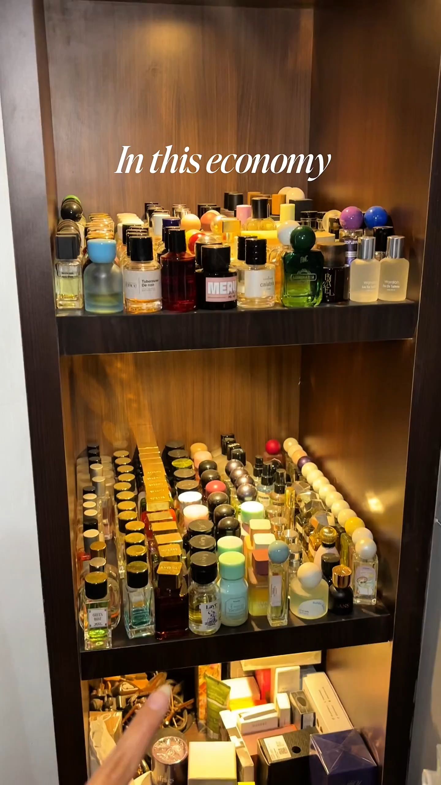 2 parfum ini udah cukup buat nemenin seluruh hari kamu. Fresh yang nyegerin dan smoky untuk acara yang penuh kesan.