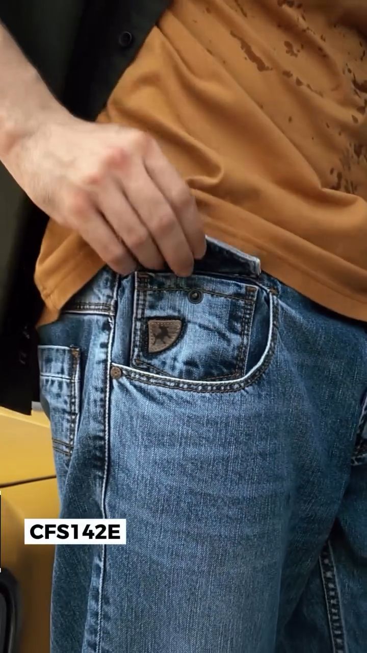 Lois punya koleksi jeans straight fit dengan detail kantong depan yang unik. miliki segera! #loisjeans #straightjeans #lightblue