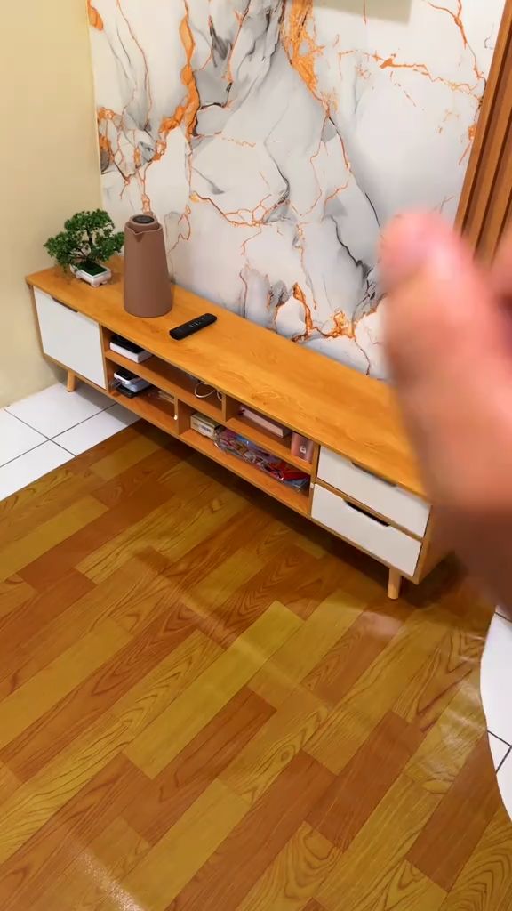 Meja TV yang bikin ruang tamu makin luas! 🌈 Desain ramping, tidak memakan banyak tempat. Cocok buat apartemen atau rumah kecil. 🏢#raktv #mejatv #lem