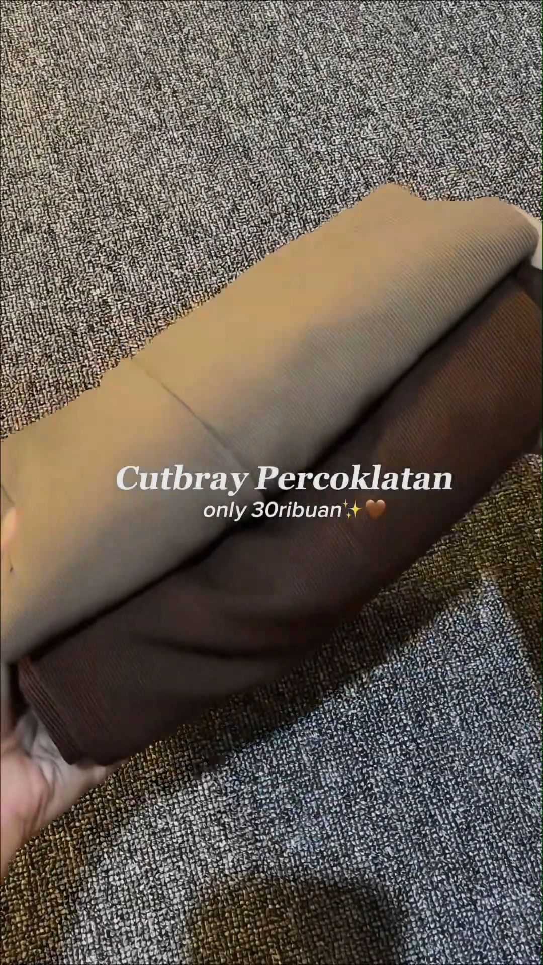 ✨Warnanya elegan, bahannya bikin nyaman seharian!
Knit cutbray ini jatuhnya rapi, stretch,  dan adem—langsung bikin kaki keliatan ramping✨#cutbray