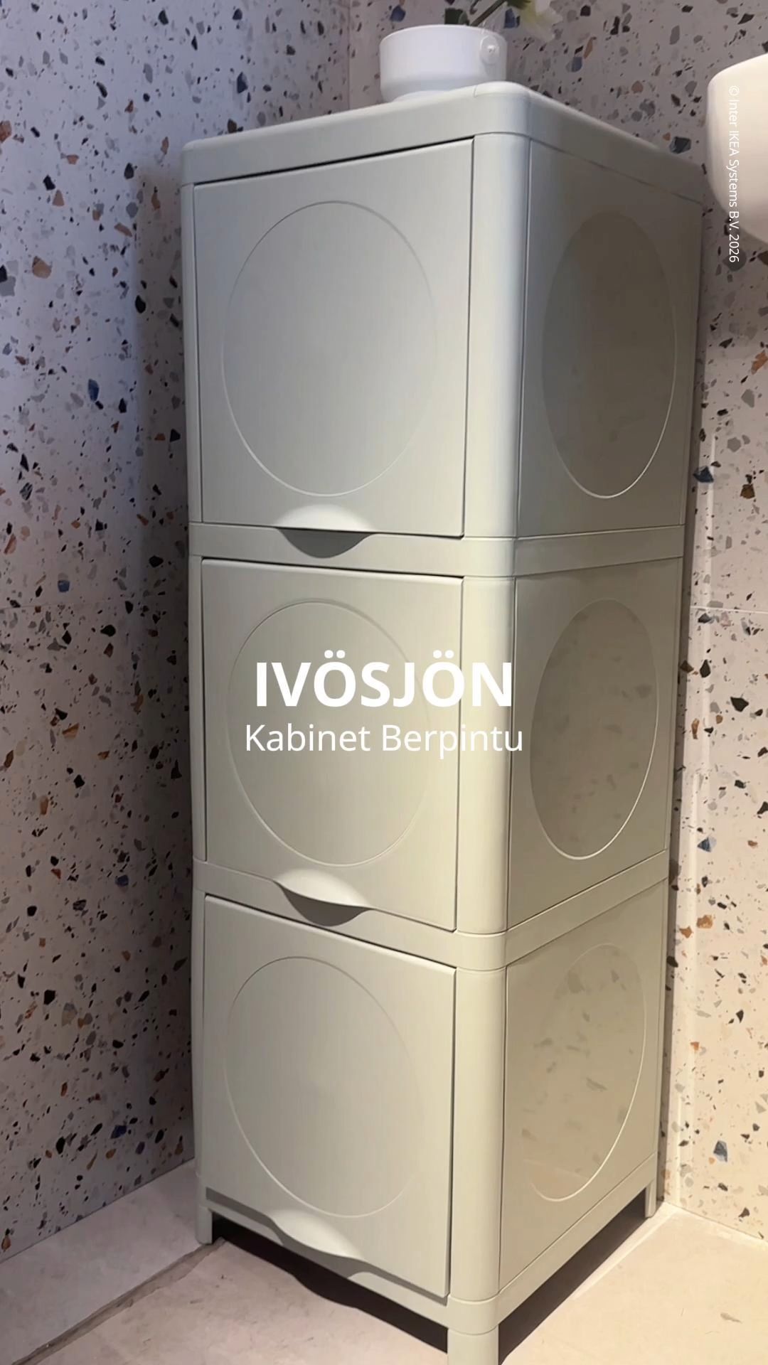Simpan barang jadi lebih rapi dengan kabinet pintu IVOSJON. Warna hijaunya unik, bikin ruangan gak ngebosenin! #IKEA #IKEAIndonesia #IVOSJON