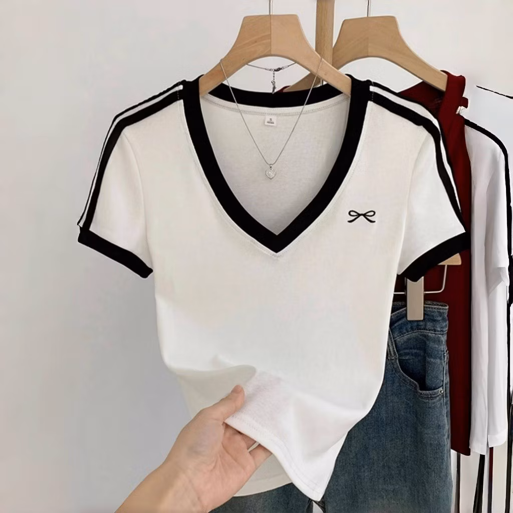 T-shirt lengan pendek putih bordir garis-garis V-neck