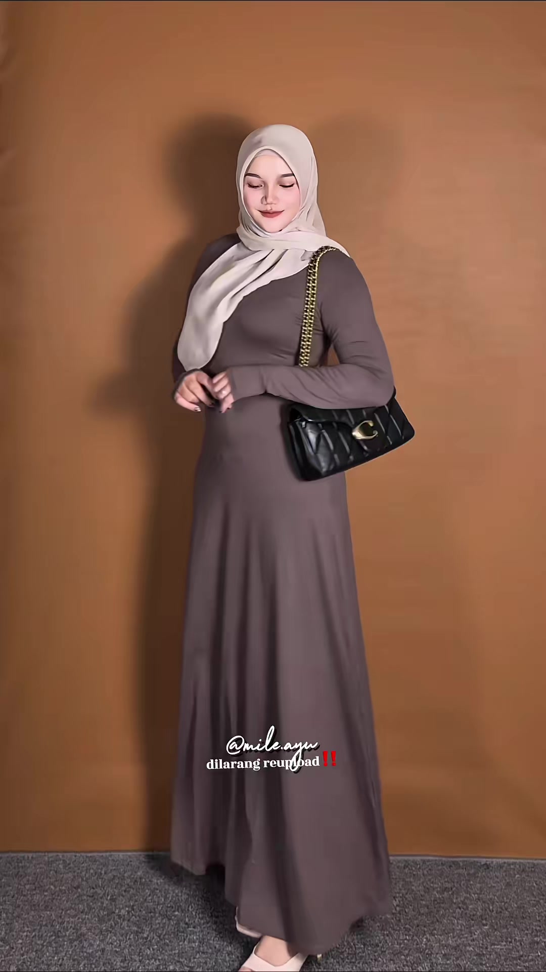 definisi dress simpel adem cakep abisss❤️✨ . . . . . . . . . #dress #dresses #OOTD #ootdhijab #ootdfashion #ootdhijabstyle #ootdinspo #ootdinspiration #outfit #outfitideas #outfitinspo #outfits #outfitinspiration