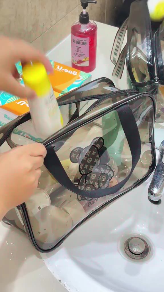Terbukti kan kalau washbag ini sudah tahan air di bagian luar dan dalam! 🤩 #pouchmakeup #taskosmetik #washbagantiair #washbagmurah #washbag #ulivingindonesia #uliving #LivingYourStyleWithQuality
