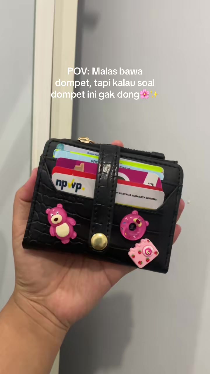 Lucuu bgtt kan dompetnya, btw tempelannya beli terpisah ya. Dompet check keranjang kuning✨❤️ #rekomendasidompet #dompetmini #rekomendasidompetwanita #dompetwanita #lotso
