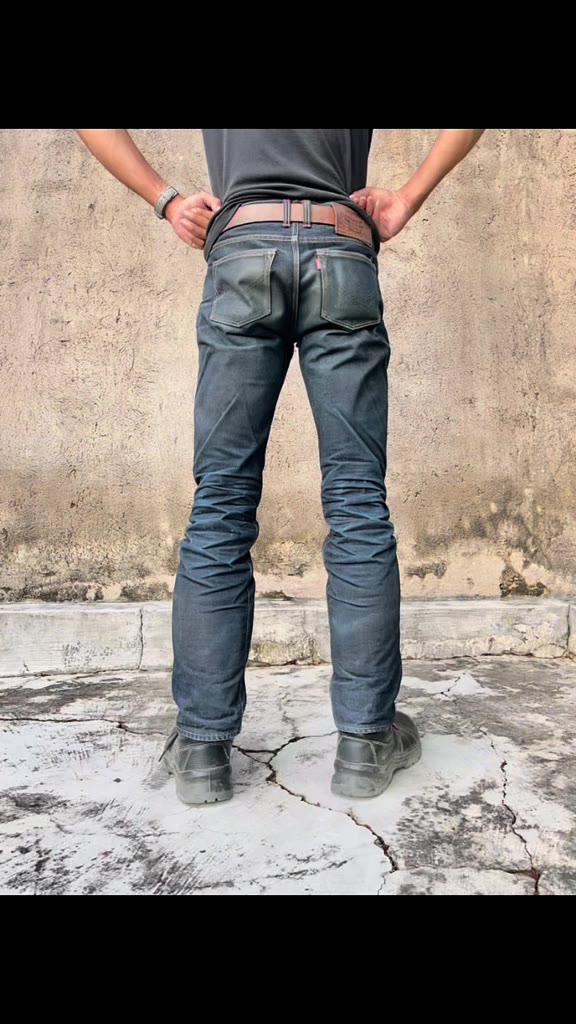 Membalas  2 celana ini bahan nya sama cuma beda di arcuate nya aja #totaldenim #denim #fadingdenim #rekomandasidenim